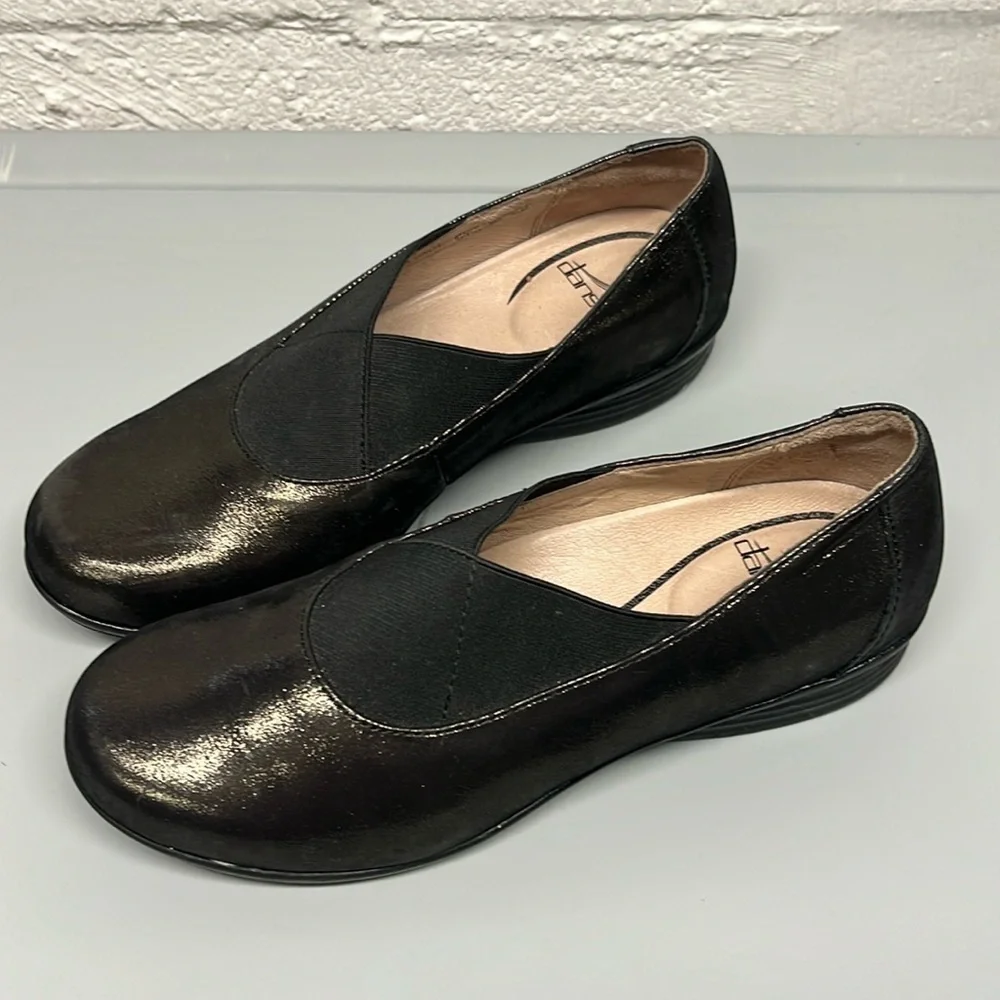 Dansko Ann Woman’s Flat Shoes Black Leather/Textile Trim size 37 US 6.5/7